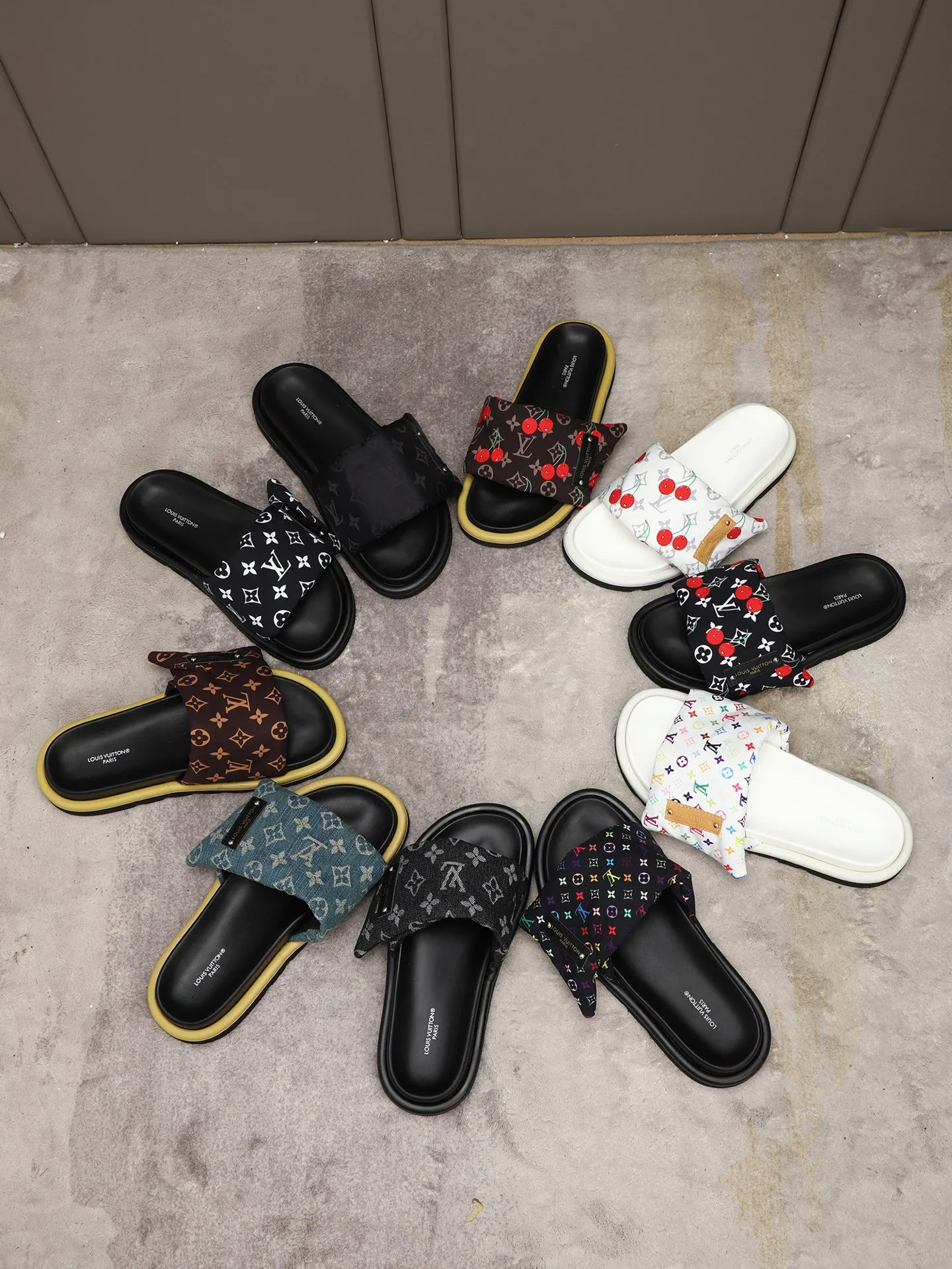 PP360 [LOUIS VUITTON] Louis Vuitton, LV printing, men's and women's slippers are on the market. The drawer box packaging comes with a cloth bag and a card. The upper pattern looks very soft and waxy, and it is a super versatile leg slimming tool. Fabric: imported denim/canvas/old fabric, LV hardware LOGO, official website pattern printing, comfortable to wear, feet: high-elastic PU water table. Sole: foam sole, heel height: about 5cm. Code number: 35-46, 35, 45, 46 are custom-made and non-returnable. Color: multiple colors and styles available.